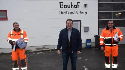 Bild: fz
Mit Abstand begrüßt Bürgermeister Anton Kappl (Mitte) den neuen Wasserwart Marco Norgauer (rechts), der die Nachfolge von Josef Pausch (links) antritt.