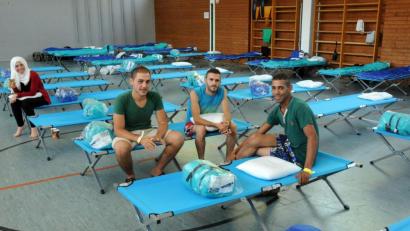 Archivbild: Stephan Huber
Während des großen Ansturms 2015 erhielten Geflüchtete zuerst häufig Turnhallen als Notunterkünfte zugewiesen. Diese Zeiten sind lange vorbei, doch die Wohnungssituation ist immer noch ein großes Problem. Das Foto entstand im Sommer 2015 in einer Schulturnhalle in Amberg.