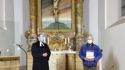 Bild: bk
Pfarrer Matthias Weih (links) verabschiedet Friedhofswart Kurt Dreyer.