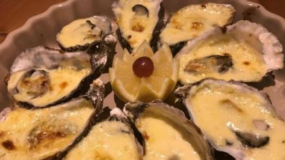 Bild: Michael Schiffer
Wer Austern nicht roh aus der Schale schlürfen will, kann dieses Rezept probieren: Im Ofen werden die Muscheln gratiniert.