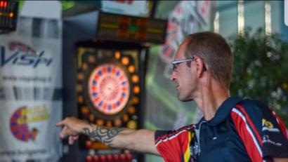 Bild: Kastner
Michael Kastner bei seinem liebsten Hobby, dem Dartspiel.