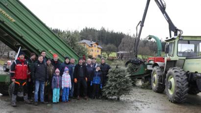 Bild: njn
Ein Bild aus Nicht-Corona-Zeiten. Heuer kann die Erbendorfer SPD die Entsorgung der Christbäume wegen der Beschränkungen nicht stemmen.
