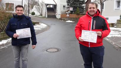 Bild: Gerhard Dobmeier/exb
FW-Vorsitzender Dominik Kugler (rechts) und stellvertretender Vorsitzender Markus Kaufmann (links) stellen das neue Kalenderblatt vor.