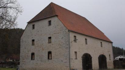 Bild: pop
Für den großen Steinstadel am Vilsufer wurde über Jahrzehnte hinweg der Begriff Salzstadel verwendet. Nachforschungen ergeben: Mit der Vilsschifffahrt hatte der Stadel nie etwas zu tun.