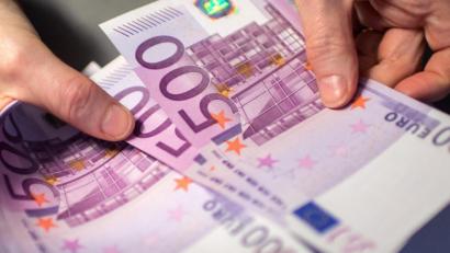 Symbolbild: Matthias Balk/dpa
Ein Mann hat vor der Sparkasse seinen 500 Euro-Schein verloren.