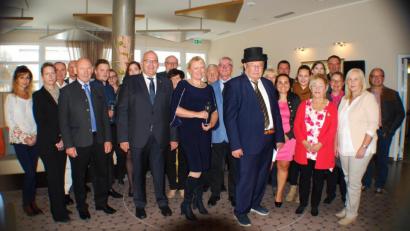 Bild: enz
Zum 80. Geburtstag von Alois Zimmermann (mit Zylinder) gratulierten Mitarbeiter und Unterstützer seines Projekts „Hotel Pyramide“,unter anderem Partnerin Marta Mišiková, Bürgermeister Klaus Meyer und der 2. Bürgermeister der Stadt Waldsassen Karlheinz Hoyer (ganz vorne, von rechts).