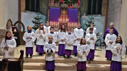 Bild: bph
Die Oberministranten freuen sich zusammen mit Pfarrer Hannes Lorenz (rechts hinten) über den Nachwuchs in der Gemeinschaft der Ministranten in St. Johannes in Nabburg.