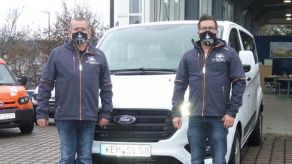 Bild: hl
Die Verantwortlichen des Fördervereins Markus Schupfner (links) und Stefan Kuchenreuther (rechts) freuen sich über den Vereinsbus.