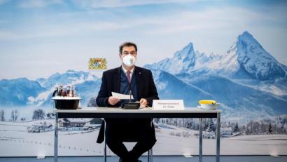 Bild: Matthias Balk/dpa
Markus Söder (CSU), Parteivorsitzender und Ministerpräsident von Bayern, sortiert zu Beginn einer Sitzung des Ministerrats in der Staatskanzlei seine Unterlagen. Hinter ihm ist ein großformatiges Foto zu sehen, das die winterliche Landschaft um den Watzmann im Berchtesgadener Land zeigt.