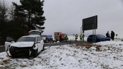 Bild: Roland Wellenhoefer
Ein Verletzter und gleich drei beschädigte Fahrzeuge: Das ist die Bilanz eines Auffahrunfalls bei Falkenberg.