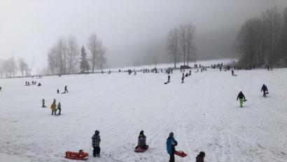 Bild: ck
Rund um den Fahrenberg war am Wochenende viel los. Zahlreiche Familien aus der Umgebung fuhren zum Ski- und Snowboardzentrum und sausten mit Schlitten die Hügel hinunter. Von den Wintersportlern bevölkert war dabei hauptsächlich der Gegenhang zur normalen Skiabfahrt. Aber auch rund um den Gipfel tummelten sich die Schlittenfahrer.