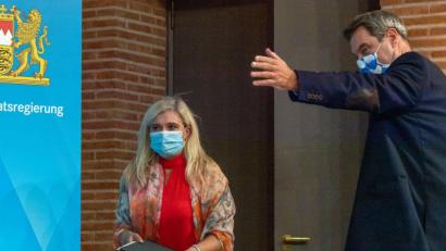 Bild: Peter Kneffel/dpa
Hier geht es raus: Noch-Gesundheitsministerin Melanie Huml und Ministerpräsident Markus Söder .