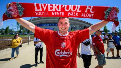 Bild: Petter Arvidson/dpa
Vor allem mit den Fans des FC Liverpool wird Gerry Marsdens Song "You'll never walk alone" verbunden.