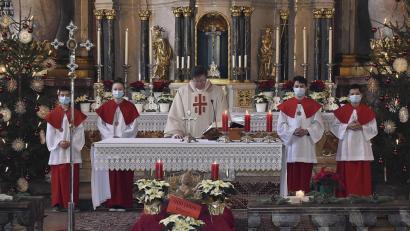 Bild: sck
Jubiläum in Zeiten von Corona: Pfarrer Markus Flasinski zelebrierte im Beisein von Ministranten den Festgottesdienst. Der Kloster-Ort Michelfeld war vor 900 Jahren zu einer Pfarrei geworden.