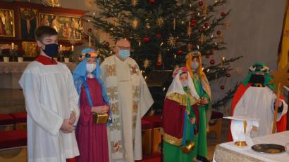 Bild: jr
Am Ende des Dreikönigsgottesdienstes verkündeten die Sternsinger den Gläubigen die frohe Botschaft von der Geburt Jesu. Stadtpfarrer Anton Witt (Dritter von links) dankte den Ministranten für ihren Einsatz. Nach dem Gottesdienst durften die Gläubigen die Utensilien für die Haussegnung mit nach Hause nehmen.