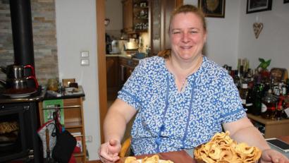 Bild: ads
Die Heilpraktikerin Daniela Dotzler empfiehlt als gesunden Snack Apfelchips, die sich kinderleicht selbst herstellen lassen. Sie sorgen "für kleine Glücksmomente".