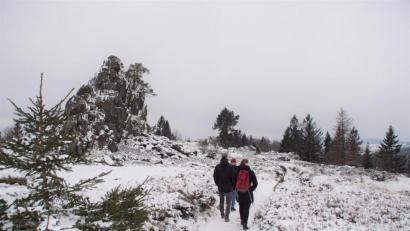 Bild: mmj
Zu jeder Jahreszeit ist der Hochfels in Stadlern, eines der schönsten Geotope Bayerns, Ausgangspunkt für beliebte Wanderziele. Derzeit präsentiert sich die Gneis- und Heidelandschaft im weißen Winterkleid.