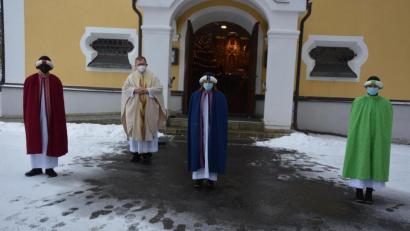 Bild: jr
Vor der Pfarrkirche Herz Jesu in Pechbrunn stehen die Sternsinger gemeinsam mit Pfarrer Robert Ploß (Zweiter von links). Nach dem Gottesdienst verteilten sie Segnungsaufkleber, Weihrauch und Kreide, sowie Dreikönigswasser, für die Haussegnung zuhause. Gleichzeitig sammelten sie für Kinder in Not in aller Welt.