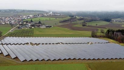 Bild: Armin Eger
Von Wiesau aus ist die Größe des Solarparks in Fürstenhof bei Fuchsmühl gut zu sehen. Die Photovoltaikanlage soll im zweiten Quartal 2021 ans Netz gehen.