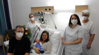 Bild: Kliniken Nordoberpfalz AG/ Michael Reindl
Der kleine Lorenz war die 1500. Geburt am Klinikum Weiden im Jahr 2020. Dr. Jana Svitakova, Hebamme Magdalena Skubacz und Kinderkrankenschwester Agnes Rupprecht (hinten, von links) gratulierten Mama Sabine und Papa Markus.
