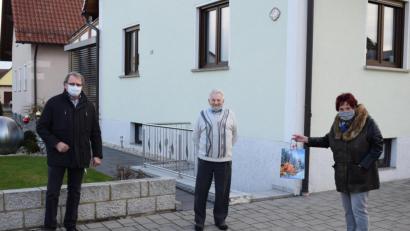 Bild: bnr
Wie alle Senioren des VdK-Ortsverbandes freute sich auch Paul Schießl über den Besuch der Vorsitzenden Gerdi Gradl(rechts) und ihres Stellvertreters Hans Norgauer (links).