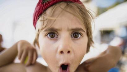 Bild: Nasos Zovoilis/Westend61/dpa
Kinder probieren sich mit Schimpfwörtern und Flüchen gerne aus.