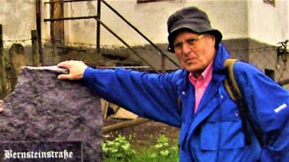 Archivbild: jml
Franz Flammersberger, wie ihn viele Kohlberger kennen. Der uralte Saumpfad des Bernsteinwegs verlief in mehreren Linien von der Ostsee bis zur Adria. Flammersberger hat große Teile davon in unserem Gebiet erforscht und wieder ins Gedächtnis gerufen. Auch an Kohlberg vorbei führte die Handelsroute, wie der Gedenkstein belegt.