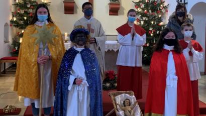 Bild: mez
Die Heiligen Drei Könige Caspar (Annalena Schroller mit Stern), Melchior (Lea Wolf) und Balthasar (Ronja Schroller) waren zu Gast bei der Dreikönigsmesse in der Herz-Jesu-Pfarrkirche, die Kaplan Justin Kishimbe mit den beiden Ministranten Sarah Lautner und Felix Bock zelebrierte.