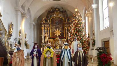 Bild: njn
Pfarrer Martin Besold (hinten, rechts) mit Firmlingen als Sternsinger. Im Rahmen der Firmvorbereitung gestalteten sie die Andacht am Dreikönigstag mit.