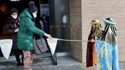 Bild: ads
Das Sternsingen hat in der Pfarrei St. Michael einen hohen Stellenwert, was auch der gute Besuch der Messen zeigte. Es waren an Dreikönig mehr Leute in der Kirche als zur Christmette. Auch am Nachmittag kamen zahlreiche Michelaner, die Geldspenden und Süßigkeiten brachten.