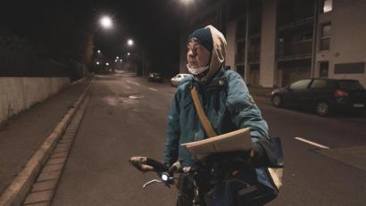 Bild: Lukas Meister
Eleonore Sparrer auf ihrer Tour durch Weiden. Etwa 220 Zeitungen stellt sie Nacht für Nacht zu.