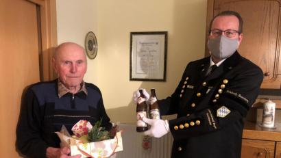 Bild: ksa
Der Vorsitzende des Bergknappenvereins Sulzbach-Rosenberg, Armin Kraus (rechts), gratulierte dem Ehrenmitglied Georg Sperber zu seinem 90. Geburtstag.