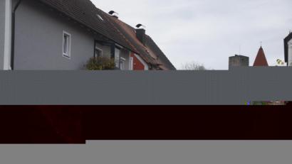 Bild: fz
Rechts und links ist kein Platz für einen Gehweg, der von der Schule her an der Stützmauer endet. Den möglichen Weg auf die Mauer hoch oder dann herunter, nimmt niemand.