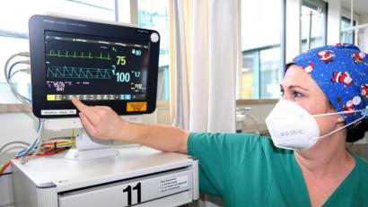 Bild: Klinikum St. Marien/Dietl/exb
Anästhesiekrankenschwester Anja Iwanek an ihrem Arbeitsplatz im Klinikum St. Marien Amberg.