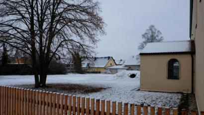 Bild: mab
Auf dem ehemaligen Spielplatzgelände hinter der Kirche wird ein naturnaher Garten unter fachlicher Gestaltung und Begleitung entstehen.