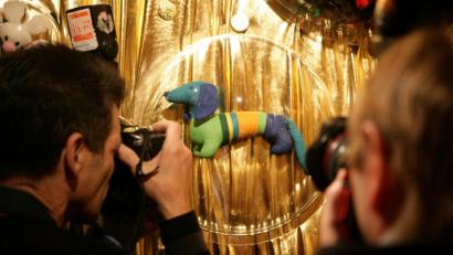 Bild: Rolf Vennenbernd/dpa
Das Maskottchen der Olympischen Spiele von 1972 in München, "Dackel Waldi", wurde vor genau 50 Jahren offiziell präsentiert. Das Stofftier wurde auch in Schwandorf produziert.