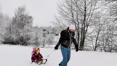 Bild: Portner
Emilia und Sophia lassen sich am 7. Januar vom Papa auf dem Holzschlitten über die tiefverschneite Wiese oberhalb des Marktweihers ziehen.