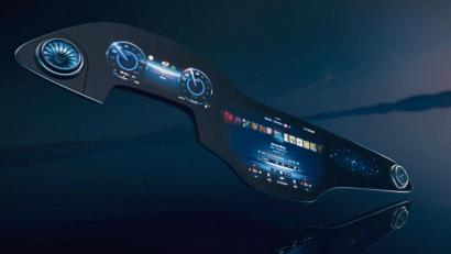 Bild: Daimler AG/dpa
Ganz großes Kino: Der neue Mercedes EQS bekommt eine riesige Bildschirmlandschaft, die sich auf ganzer Breite vor die Insassen spannt.