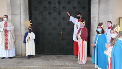 Bild: uz
"Christus segne dieses Haus" schrieb ein Ministrant an die Pforte der Herz Jesu Kirche.
