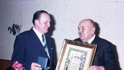 Archivbild: u
Vor 50 Jahren, am 1. Januar 1971, wurde die Gemeinde Ehenfeld in die Stadt Hirschau eingegliedert. Die Bürgermeister und Cousins Willi Bösl (links) und Sebastian Reich (rechts) waren die Architekten der Fusion. In seiner ersten Sitzung nach der Eingliederung verlieh der Stadtrat an Sebastian Reich, der 18 Jahre als Bürgermeister Ehenfelds Geschicke leitete, die silberne Bürgermedaille und den Ehrentitel Altbürgermeister.