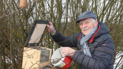 Bild: Gabi Schönberger
Fast täglich im Einsatz ist Vogelwart Manfred Witt, beobachtet und versorgt an verschiedenen Futterstellen die Vögel rund um die Kreisstadt. Als Mitglied im OWV unterstützt er auch die Zählung der Wintervögel, die von LBV und Nabu initiiert wird.