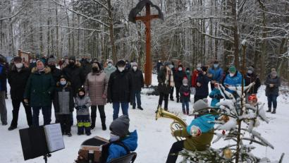Bild: jr
Eine große Anzahl von Gläubigen, darunter viele Familiengemeinschaften, pilgerte am Dreikönigsnachmittag zur Andacht vor der Gommelbergkapelle. Im Vordergrund die Musiker Max Haberkorn (links) und Felix Kunz.