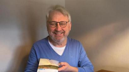 Bild: lrh
Vorsitzender Karlheinz Schultes präsentiert den CSU-Jahreskalender 2021.