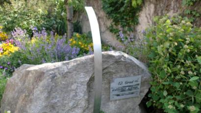 Archivbild: sh
In der Grünanlage in der Kick-Rasel-Straße in Schnaittenbach steht der Meridian-Hinweisstein auf den zwölften östlichen Längengrad, der mitten durch Schnaittenbach verläuft.