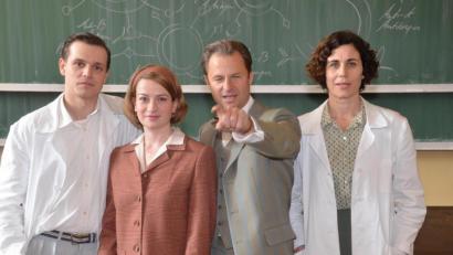 Bild: Kunz
Die Hauptdarsteller der dritten „Charité“-Staffel. v.l. Franz Hartwig als Dr. Curt Bruncken, Nina Gummich als Dr. Ella Wendt, Philipp Hochmair als Professor Dr. Otto Prokop, und Nina Kunzendorf als Dr. Ingeborg Rapoport.