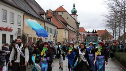 Archivbild: kro
Im vergangenen Jahr lockte der Faschingszug noch viele Teilnehmer und Zuschauer in die Kreisstadt. Corona macht den Gaudiwurm in dieser Faschingssaison unmöglich.