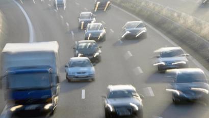 Bild:  Ronald Wittek/dpa
Längere Wege zur Arbeit zahlen sich ab 2021 steuerlich mehr aus. Denn die Entfernungspauschale wird angehoben.