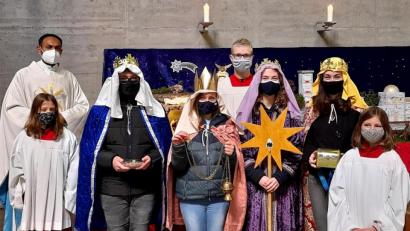 Bild: zer
Pfarrer Jaison Thomas zog mit den Sternsingerin die Kirche ein. ,