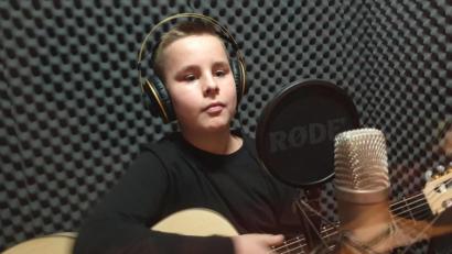 Repro: uz
Volle Konzentration: Jonas Funk nimmt im Tonstudio Songs auf.