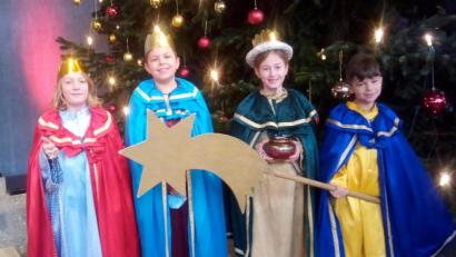 Bild: fpoz
Das Bild zeigt von links die Sternsinger Lorenz Neumann, Luis Kellner, Ida Neumann und Paul Kellner.